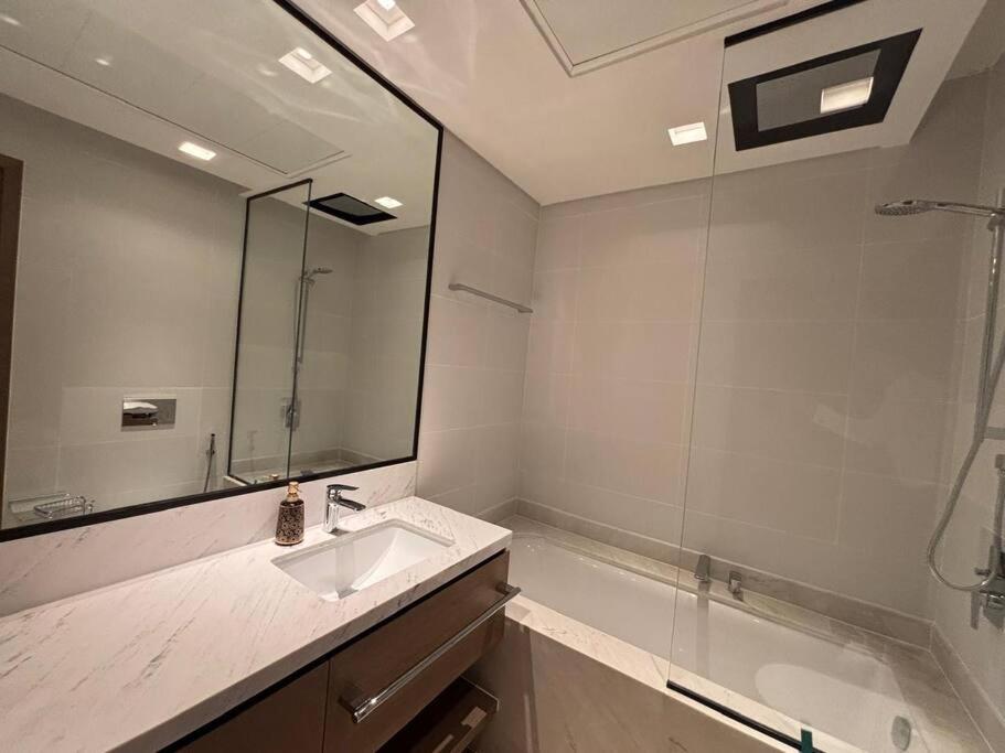First Class 1br Luxurious Vogue Palace Apartment Dubai